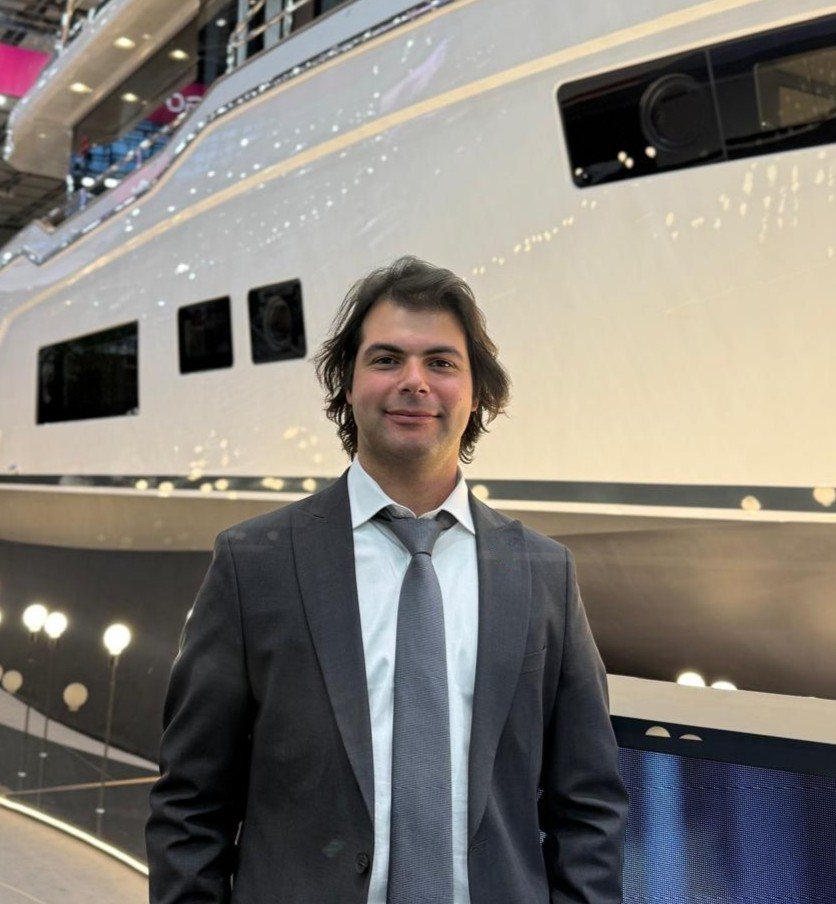 Deniz Denizmen, yacht broker internazionale, accanto allo scafo di uno yacht