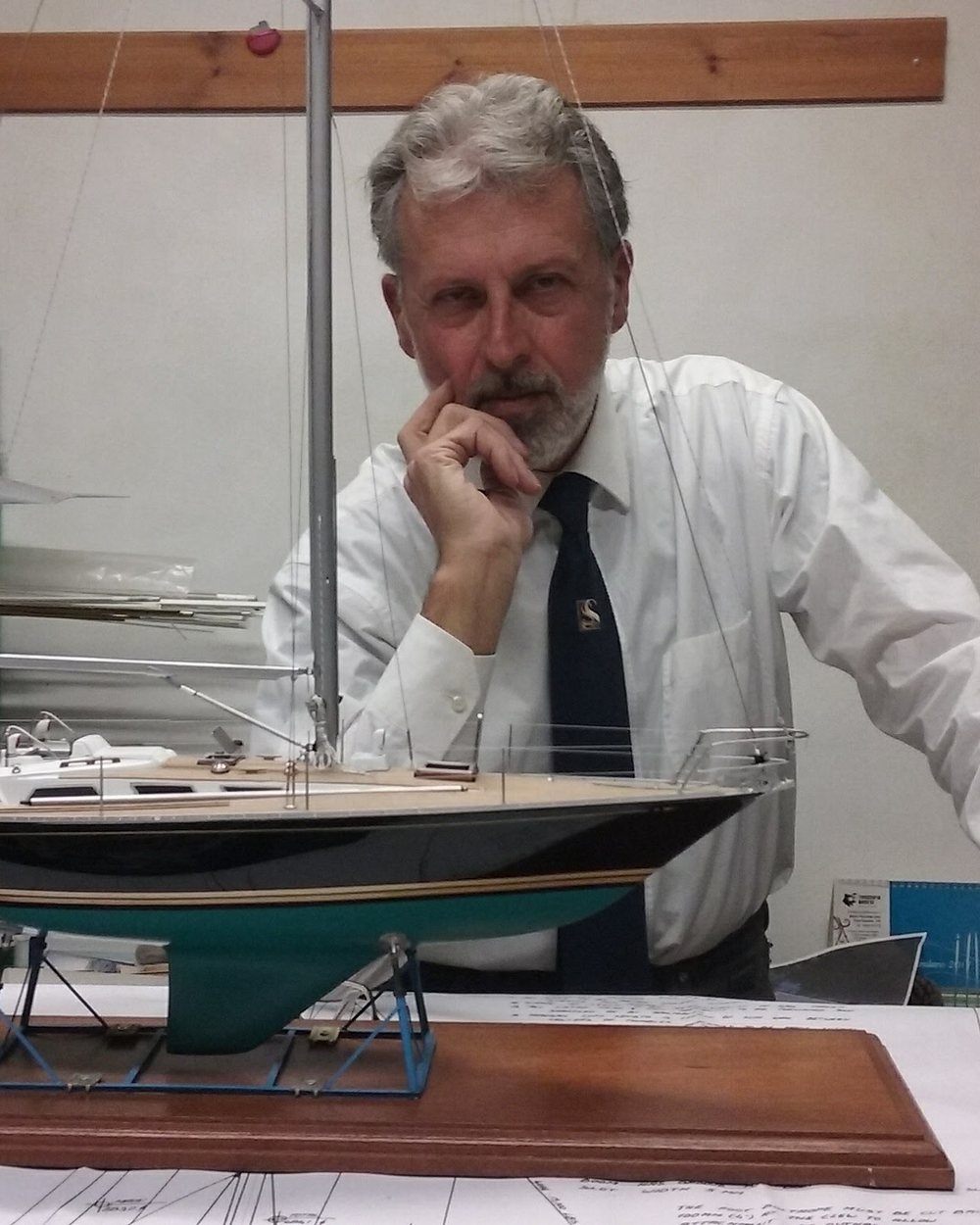 Luca Ferron nel suo laboratorio, al lavoro su un modellino di yacht realizzato a mano
